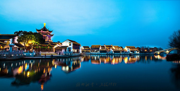 ===========突袭网收集的解决方案如下=========== 解决方案1: 如果你计划去游苏州,还是先去那里吧,因为杭州比苏州好,苏州每个景点都要门票,至于69座园林,建议你去两到三个就行了,比如留园、耦园、拙政园、网师园...外加虎丘。至于运河嘛,你可以晚上逛步行街观前街的时候顺便游了。苏州一个整天就差不多了。至于小吃,石路老街坊(另一个步行街)那有一条小吃街还不错的。打车过去也就12、3块钱。 苏州游好去上海 因为上海在苏杭两座城市的中间 大巴或者火车都可以 上海也就是城隍庙 南京路 外滩和浦